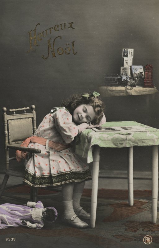 小さな女の子とクリスマスカード 作： フランスの写真家