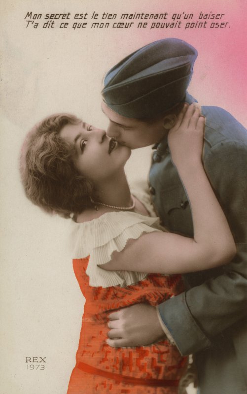 キスの女の子と兵士 作： フランスの写真家