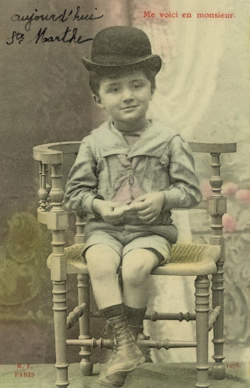山高帽の少年 作： フランスの写真家