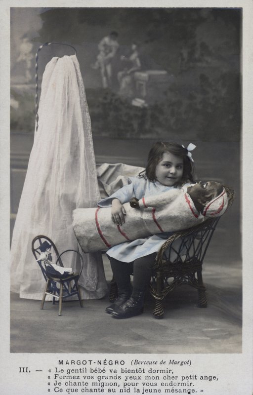 人形を持つ少女 作： フランスの写真家