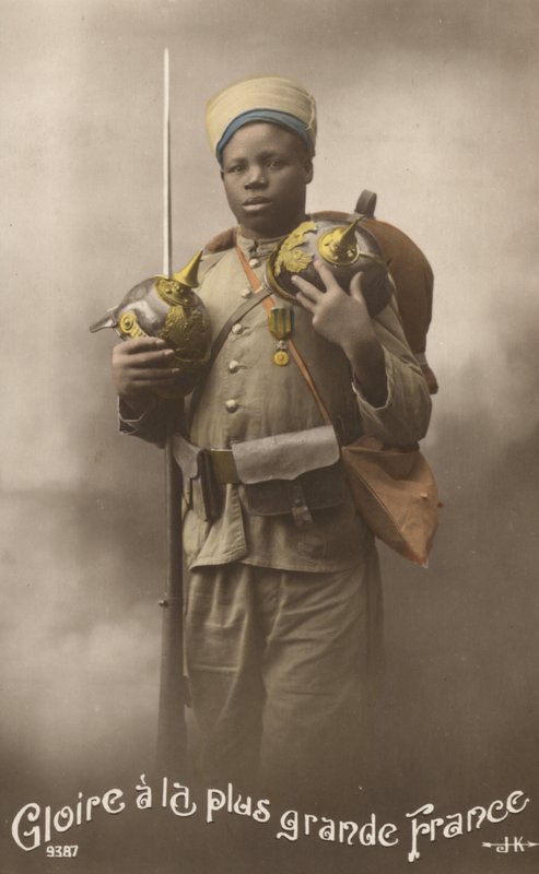 セネガルの兵士 作： フランスの写真家