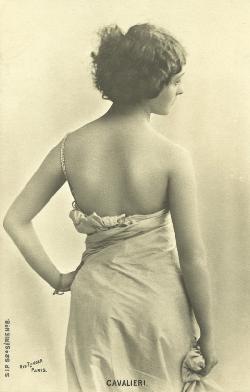 裸の背中と横顔の女性 作： フランスの写真家