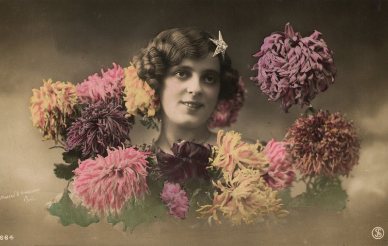花を持つ女性 作： フランスの写真家