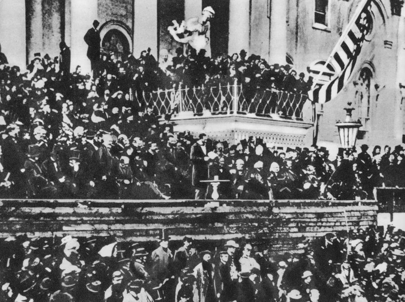 1865年3月4日、アブラハム・リンカーンの第二次就任式（モノクロ写真 作： アメリカの写真家（後）