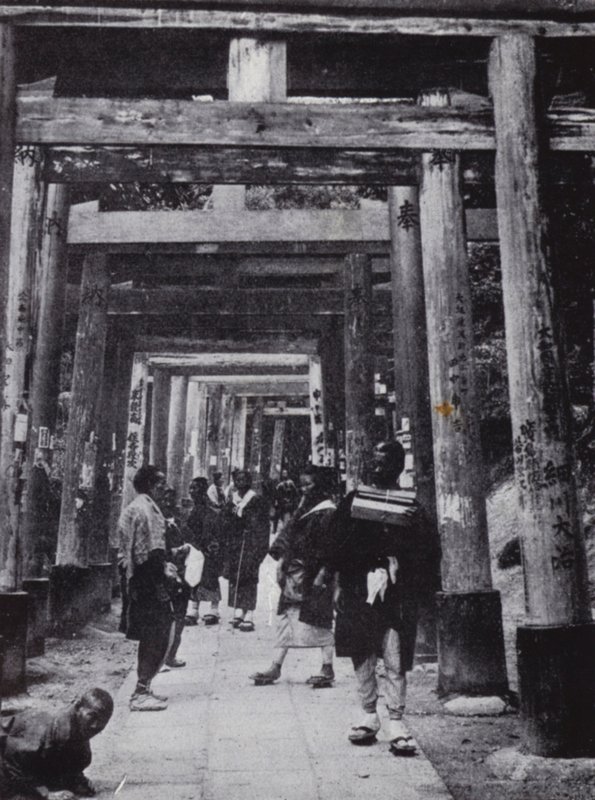 稲荷神社へのアプローチ（モノクロ写真 作： アメリカの写真家（後）