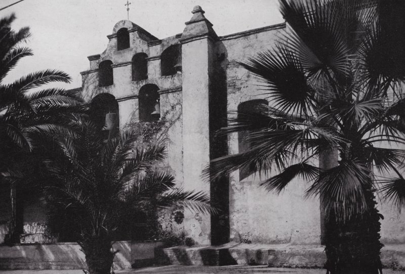 カリフォルニア。1771年に設立されたミッション・サンガブリエルの鐘は、パサデナ近郊のケシが生い茂る山の斜面にある（モノクロ写真 作： アメリカの写真家（後）