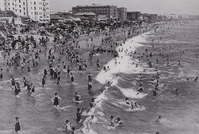 カリフォルニア。ロサンゼルス近郊で一年中人気のあるビーチリゾート、ベニス（モノクロ写真 作： アメリカの写真家（後）