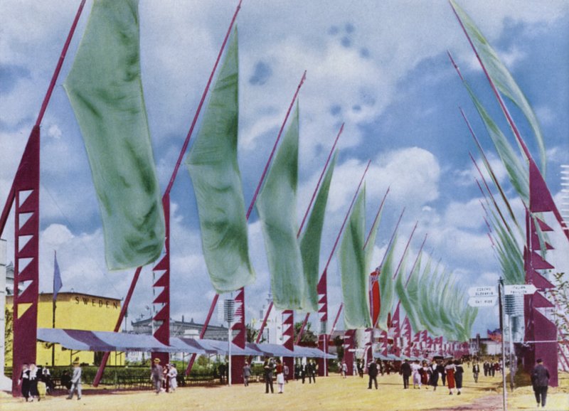 1934年のシカゴ万国博覧会。旗の通り（写真 作： アメリカの写真家（後）