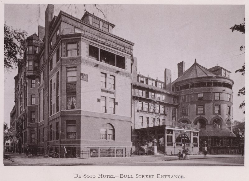 De Soto Hotel, Bull Street Entrance (bw photo) 作： アメリカの写真家（後）