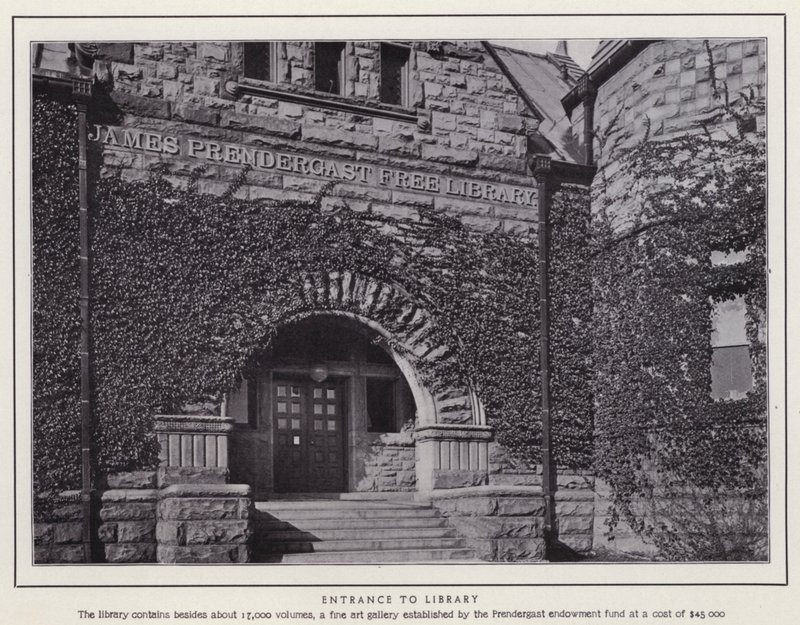 ニューヨーク州ジェームスタウン図書館の入り口（モノクロ写真 作： アメリカの写真家（後）