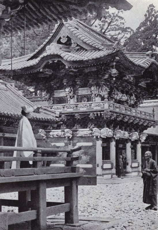 薬師寺の見事な彫刻（モノクロ写真 作： アメリカの写真家（後）