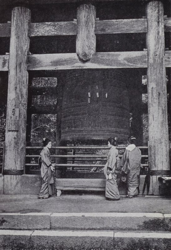 舊州寺の大鐘（モノクロ写真 作： アメリカの写真家（後）