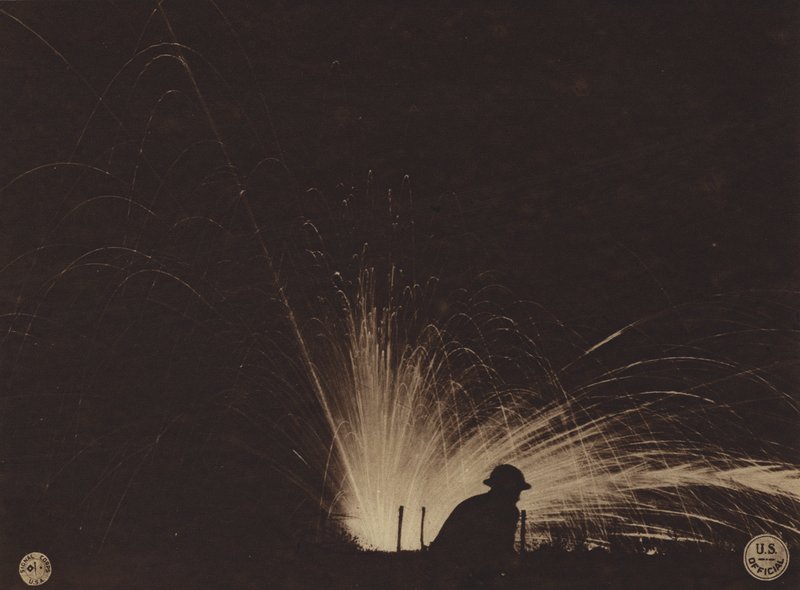 第一次世界大戦中のアメリカ：リン爆弾の炸裂（モノクロ写真） 作： アメリカの写真家