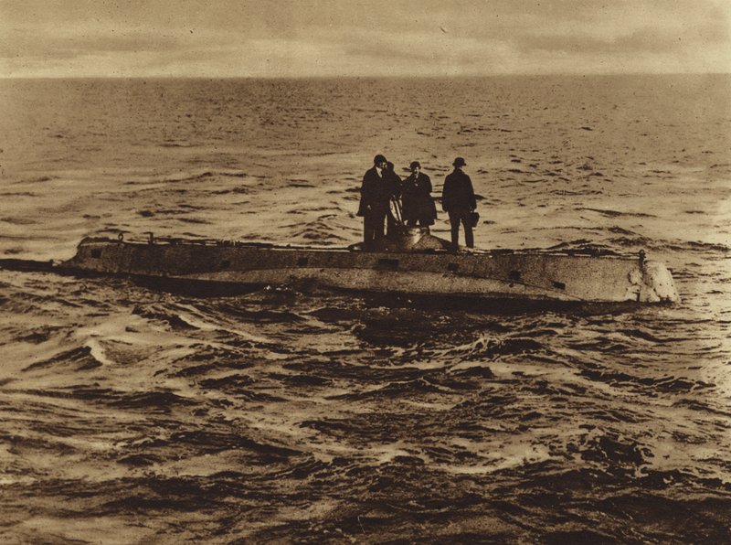 第一次世界大戦のアメリカ近代潜水艦の原型（モノクロ写真） 作： アメリカの写真家