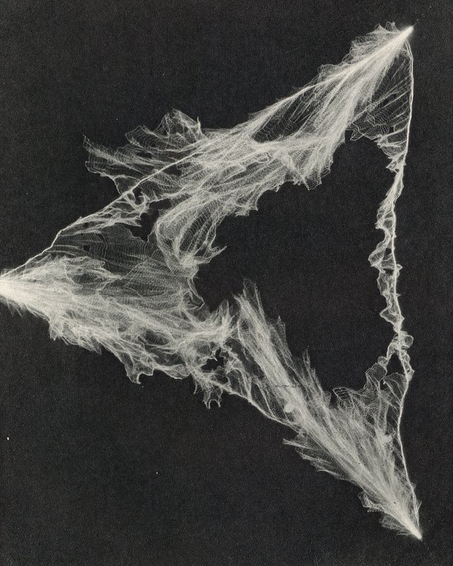 実験室で作られた人工雷（モノクロ写真） 作： アメリカの写真家
