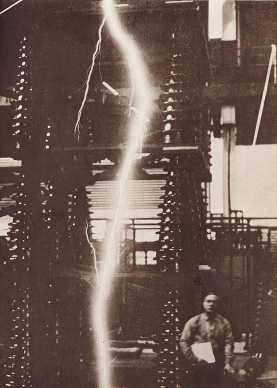500万ボルトの発電機による人工雷の放電（モノクロ写真） 作： アメリカの写真家