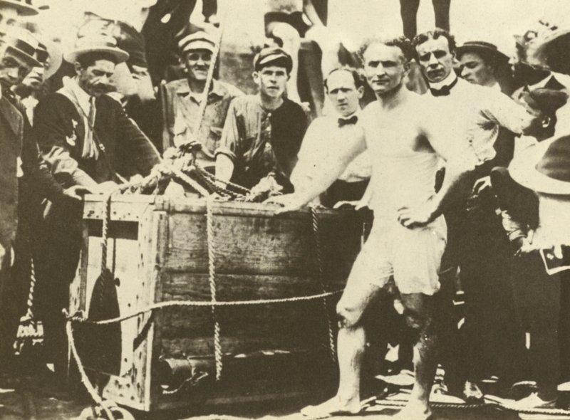 1907年、氷に覆われたデトロイト川に降ろされるハリー・フーディーニ（モノクロ写真） 作： アメリカの写真家