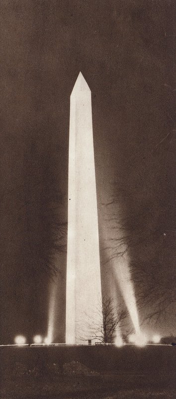 夜、投光器に照らされるオベリスク（モノクロ写真） 作： アメリカの写真家