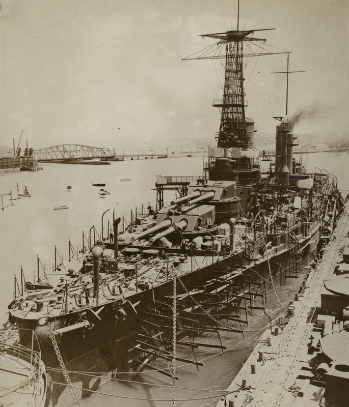 新しいアメリカの戦艦に最後の仕上げをする 作： アメリカの写真家