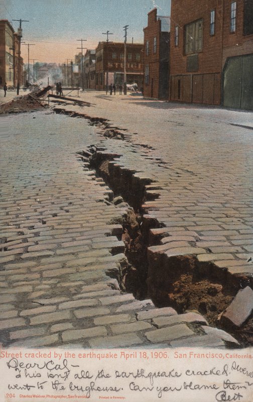 地震でひび割れた道路 作： アメリカの写真家