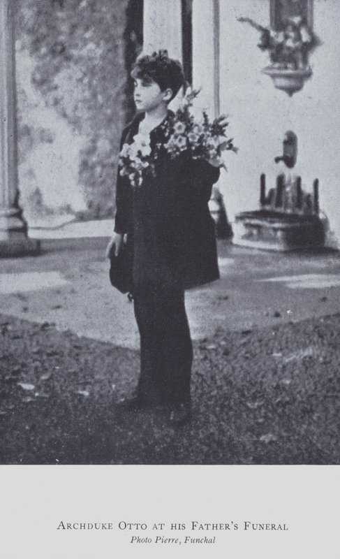 1922年、父の葬儀に参列したオーストリアのオットー大公（モノクロ写真 作： オーストリアの写真家