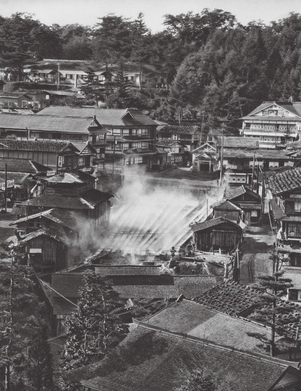 日本草津、硫黄泉（モノクロ写真） 作： アクセル・フォン・グレーフェ