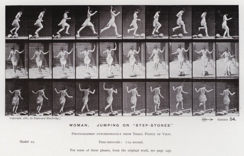 動く人間の姿。踏み台昇降でジャンプする女性（モノクロ写真 作： エドワード・マイブリッジ