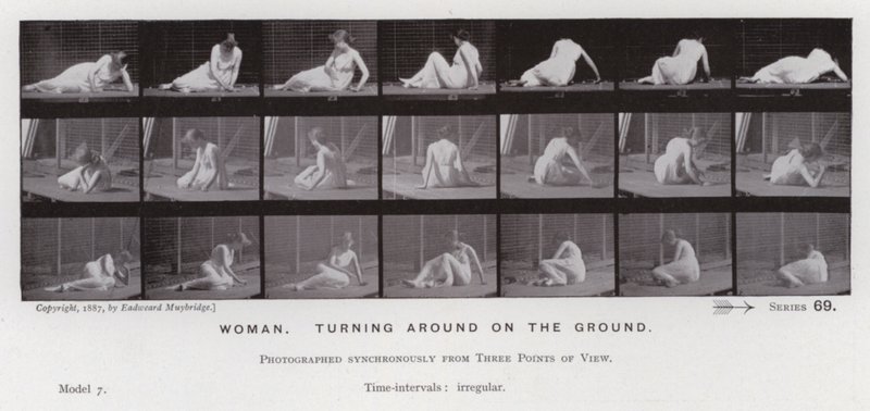 動きのある人間の姿。地面の上で後ろを向いている女性（モノクロ写真 作： エドワード・マイブリッジ