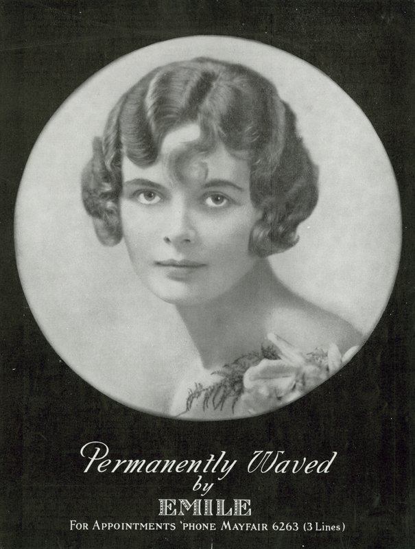 ロンドンのメイフェアにある「Permanently Waved by Emile」の広告（モノクロ写真 作： 英語の写真家