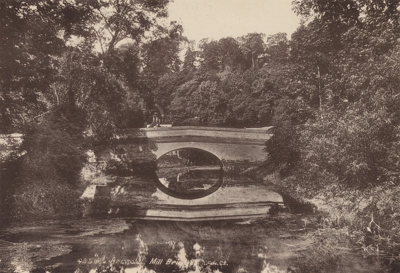 アランデル: ミル橋 (白黒写真) 作： 英語の写真家
