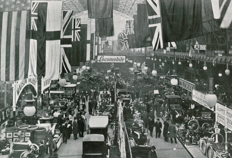 農業ホールでの自動車展 作： 英語の写真家