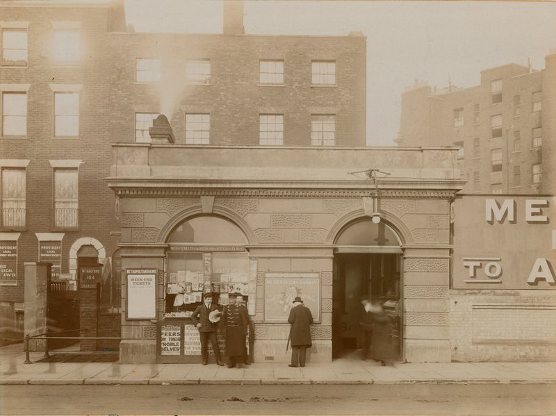 ベイカーストリート駅、イーストエントランス、メリルボーンロード、ロンドン。 1908年5月に撮影した写真 作： 英語の写真家