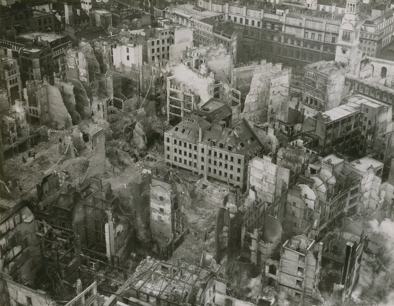 セントポール大聖堂の上からの爆弾被害の写真 作： 英語の写真家