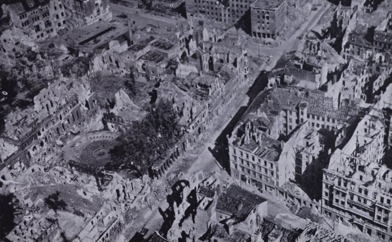 第二次世界大戦中のドイツ・ベルリンの爆撃跡 作： 英語の写真家