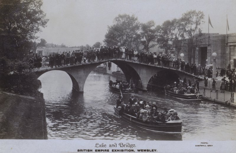 大英帝国展、ウェンブリー：湖と橋（モノクロ写真 作： 英語の写真家