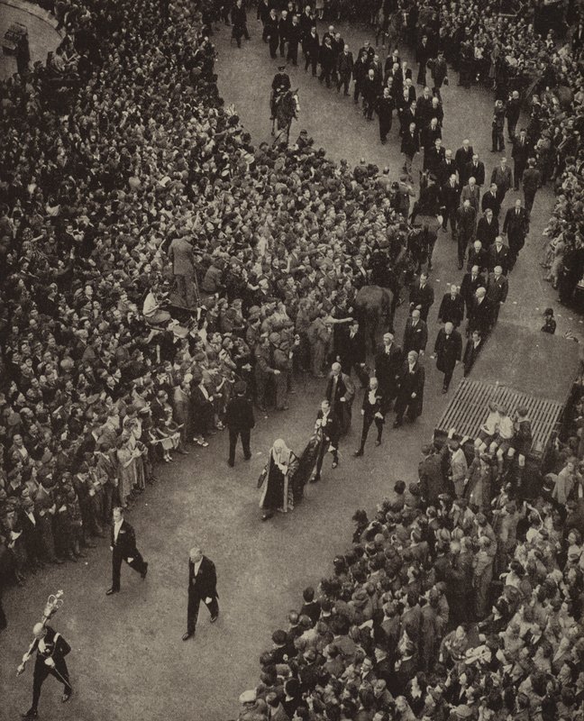 1945年5月8日、ナチス・ドイツによる侵略の脅威から解放されたことを感謝する礼拝のため、ウェストミンスターのセント・マーガレット教会に向かうウィンストン・チャーチル英首相と閣僚たち（モノクロ写真）。 作： 英語の写真家