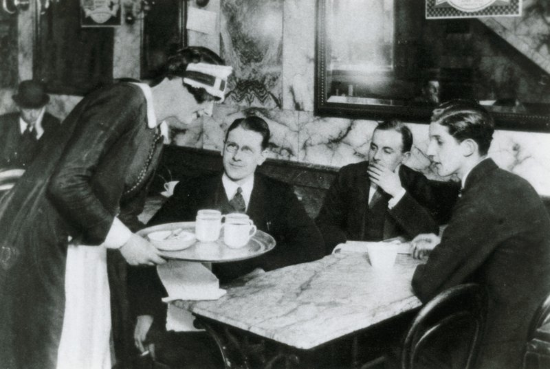 バッキンガム宮殿のガーデンパーティー、1911 作： 英語の写真家
