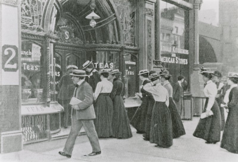 バッキンガム宮殿のガーデンパーティー、1911 作： 英語の写真家