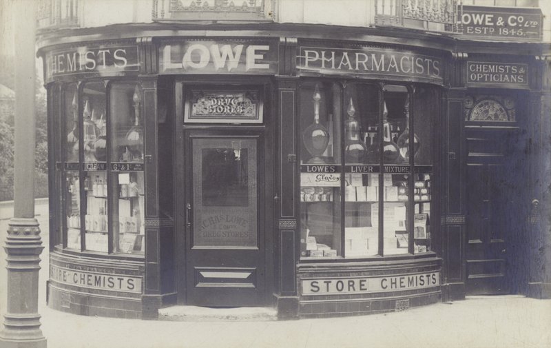 Charles Lowe & Co Drug Store, Newbury, Berkshire (白黒写真) 作： 英語の写真家