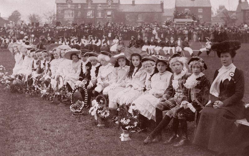 仮装大会に参加する子供たち、1910年頃（モノクロ写真家 作： 英語の写真家