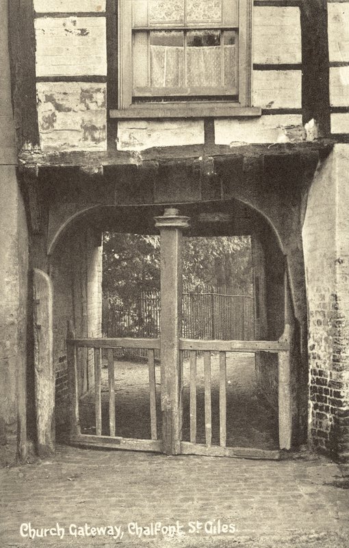 Church Gateway, Chalfont St Giles, Buckinghamshire (bw. photo) 作： 英語の写真家