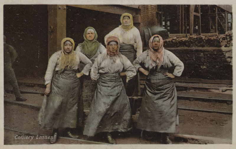 Colliery Lasses (カラー写真) 作： 英語の写真家