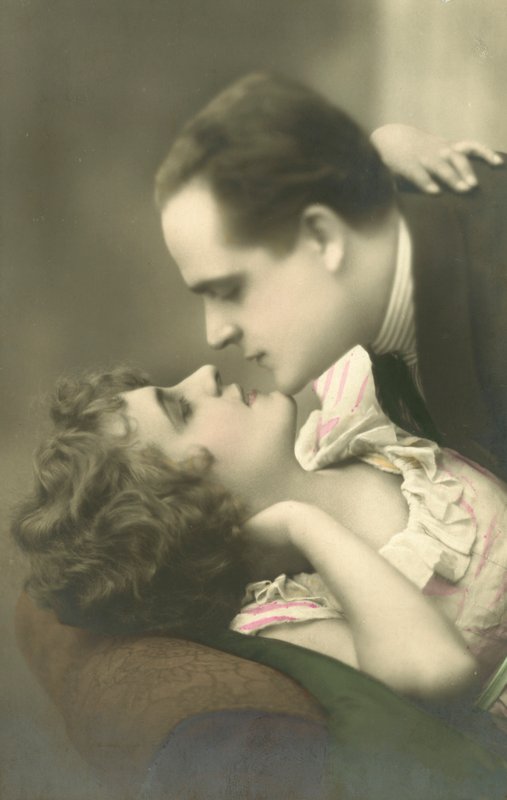 カップルがキス 作： 英語の写真家
