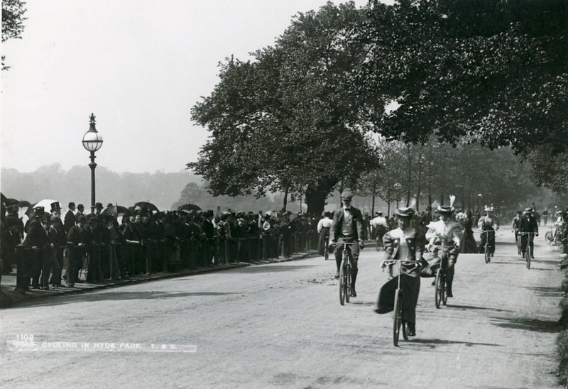 ハイドパークでのサイクリング、1895年 作： 英語の写真家
