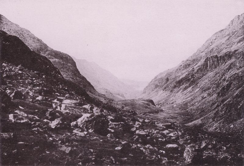 ランベリスの峠への入り口（モノクロ写真 作： 英語の写真家