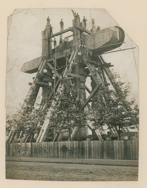 1878年9月12日、テムズ川の堤防にクレオパトラの針を立てる 作： 英語の写真家
