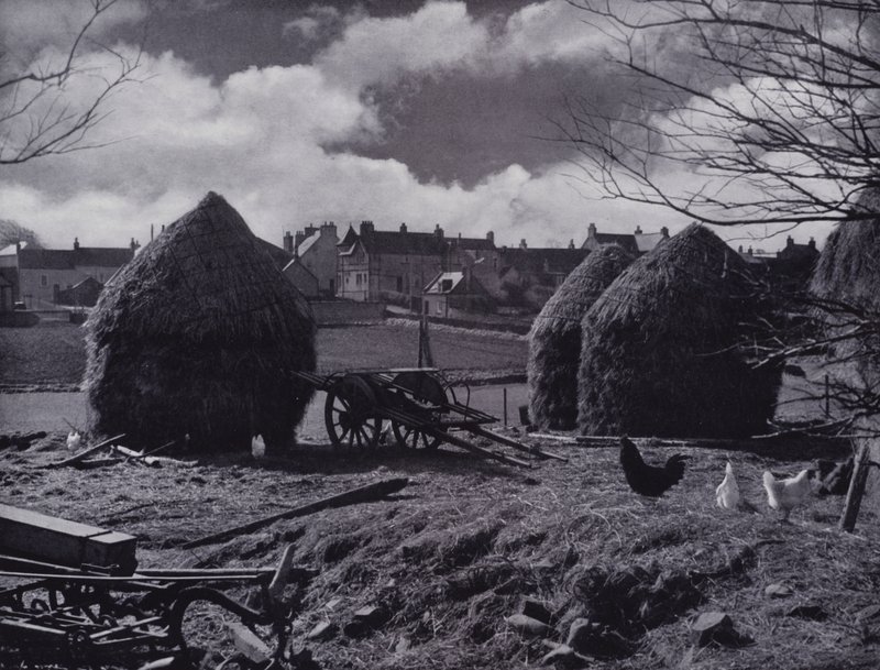 Oxton, Lauderdaleの農家の煙突と村の屋根（モノクロ写真 作： 英語の写真家
