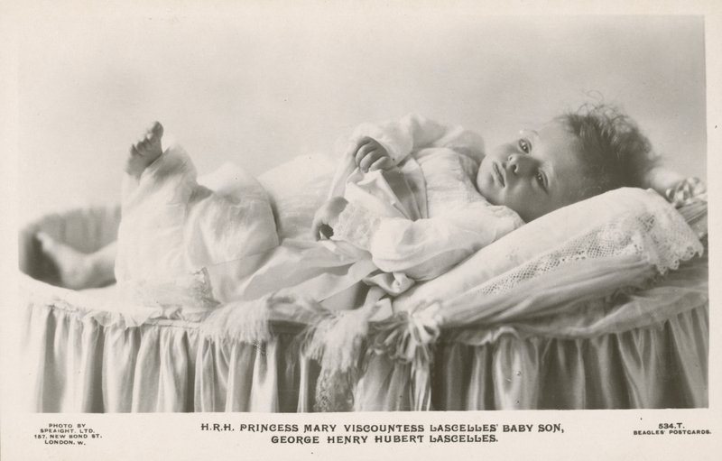 赤ちゃんの頃のGeorge Lascelles（モノクロ写真 作： 英語の写真家