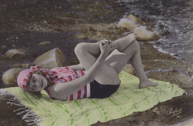 ビーチのタオルの上に横たわる少女（カラー写真） 作： 英語の写真家