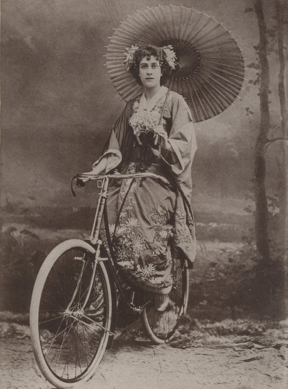 日本のファッションに身を包んだ自転車の女の子 作： 英語の写真家